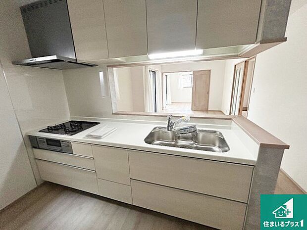 リビングと統一感があり、使い勝手のいいキッチン。広々としているので、二人並んで作業が出来ちゃいます。お子様と一緒に色々なお料理に挑戦できるスペースがあります。