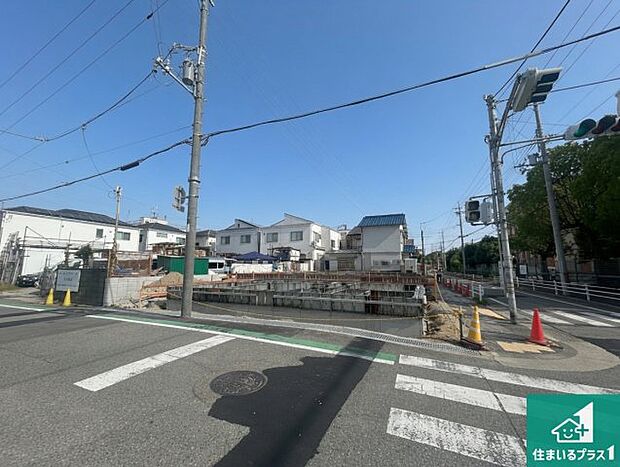 周辺は落ち着いた街並みの住宅地！子育てがしやすい住環境です！まだ未完成ですが、現地でしかわからない事もございます。是非一度ご覧ください。