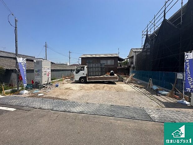 周辺は落ち着いた街並みの住宅地!子育てがしやすい住環境です!まだ未完成ですが、現地でしかわからない事もございます。是非一度ご覧ください。