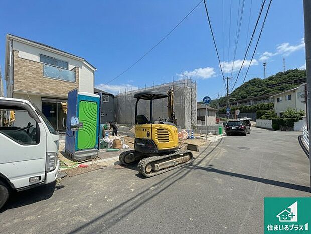 周辺は落ち着いた街並みの住宅地!子育てがしやすい住環境です!まだ未完成ですが、現地でしかわからない事もございます。是非一度ご覧ください。