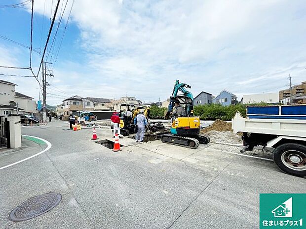 周辺は落ち着いた街並みの住宅地!子育てがしやすい住環境です!まだ未完成ですが、現地でしかわからない事もございます。是非一度ご覧ください。