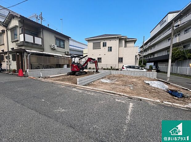 周辺は落ち着いた街並みの住宅地！子育てがしやすい住環境です！まだ未完成ですが、現地でしかわからない事もございます。是非一度ご覧ください。