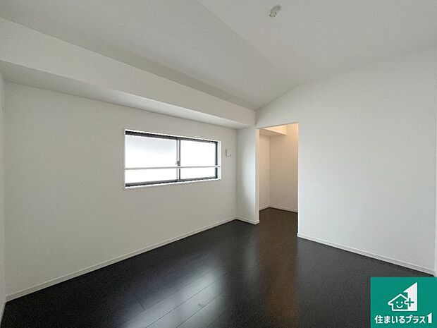 【洋室】シンプルな洋室は、自分好みのインテリアが楽しめます♪ご家族とインテリアや家具を選びに行くのは新築購入時の醍醐味の一つです。ぜひお楽しみください♪