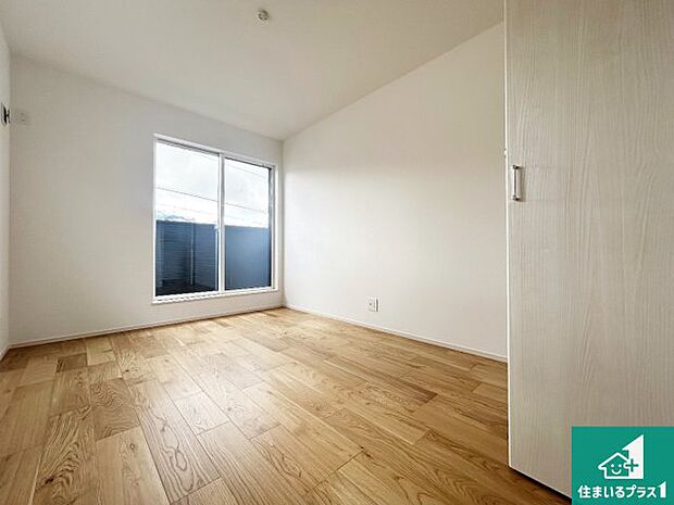 【洋室】収納スペースが充実しているので子供の成長に合わせてたくさん収納ができます！家族構成に合わせた様々な活用ができる収納！