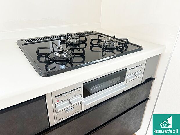 【コンロ】ダブル高火力Ｓｉセンサー付きコンロ！３口あるので、まとめて料理をする時も大活躍！