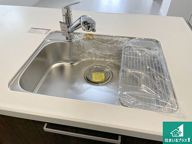 【キッチンシンク】蛇口の先端に浄水器を内蔵しています！原水と浄水、お湯と冷水、シャワーの切替えがワンタッチなので用途によって使い分けられます。
