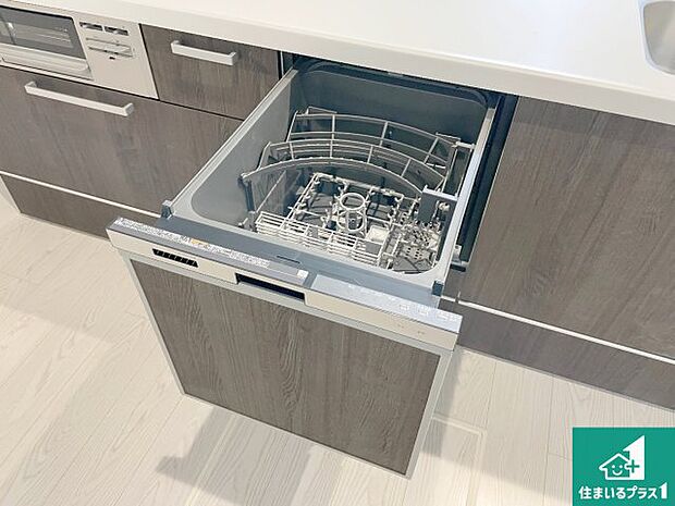 【食器洗浄乾燥機】食事後の一仕事、食器洗いをボタン一つでお任せできちゃいます！場所を取らないビルトイン式なので、お料理スペースもしっかり確保！