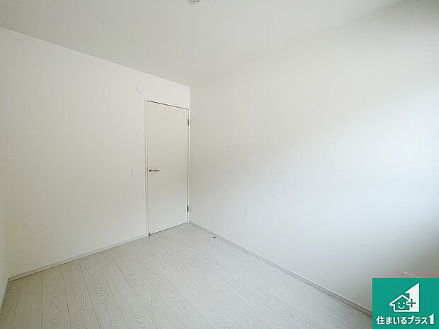 【洋室】シンプルな洋室は、自分好みのインテリアが楽しめます♪ご家族とインテリアや家具を選びに行くのは新築購入時の醍醐味の一つです。ぜひお楽しみください♪