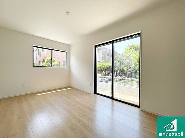 【洋室】日当たり良好の明るいリビングで朝の目覚めもスッキリできそう!対面キッチンでご家族のコミュニケーションも自然と増える設計!小さなお子様が遊ぶスペースを作っても広々とくつろげるLDK!