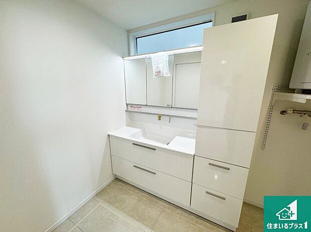 【独立洗面台】清潔感のある洗面台です。フラットな鏡は掃除がしやすく毎日清潔!鏡裏には収納があるのでスッキリとした洗面台が保てます。