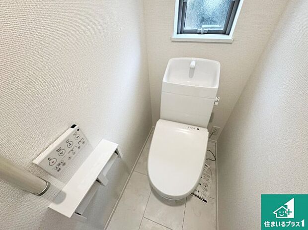 【トイレ】1・2階の2ヶ所にあるので、朝の忙しい時間の順番待ちもなく、深夜の利用にも大変便利です。