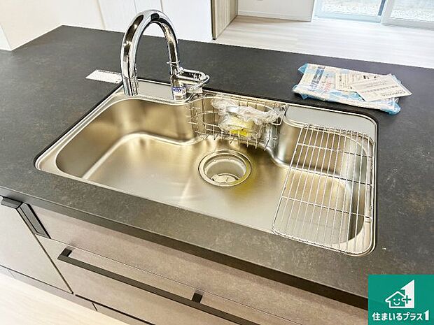 【キッチンシンク】蛇口の先端に浄水器を内蔵しています！原水と浄水、お湯と冷水、シャワーの切替えがワンタッチなので用途によって使い分けられます。