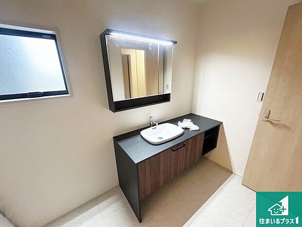 【独立洗面台】清潔感のある洗面台です。フラットな鏡は掃除がしやすく毎日清潔!鏡裏には収納があるのでスッキリとした洗面台が保てます。