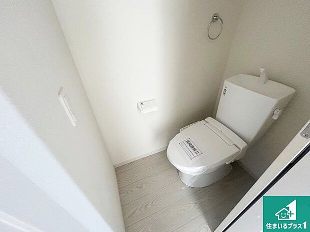 【トイレ】1・2階の2ヶ所にあるので、朝の忙しい時間の順番待ちもなく、深夜の利用にも大変便利です。