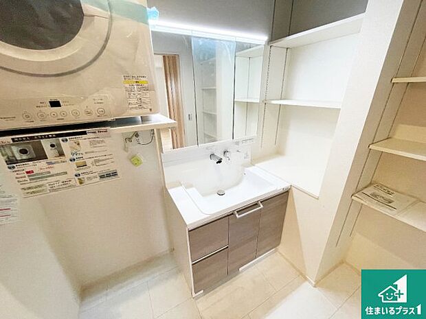 【独立洗面台】清潔感のある洗面台です。フラットな鏡は掃除がしやすく毎日清潔!鏡裏には収納があるのでスッキリとした洗面台が保てます。