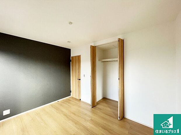 【洋室】シンプルな洋室は、自分好みのインテリアが楽しめます♪ご家族とインテリアや家具を選びに行くのは新築購入時の醍醐味の一つです。ぜひお楽しみください♪