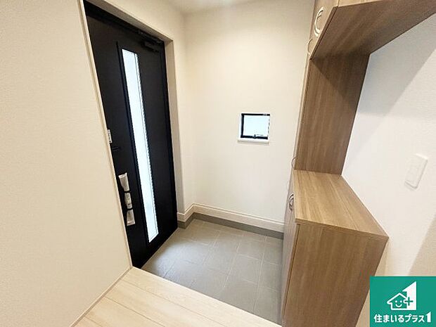 【玄関】シューズボックスにはたくさんの靴が収納できるので玄関周りはいつもスッキリ!ご家族が増えても安心!