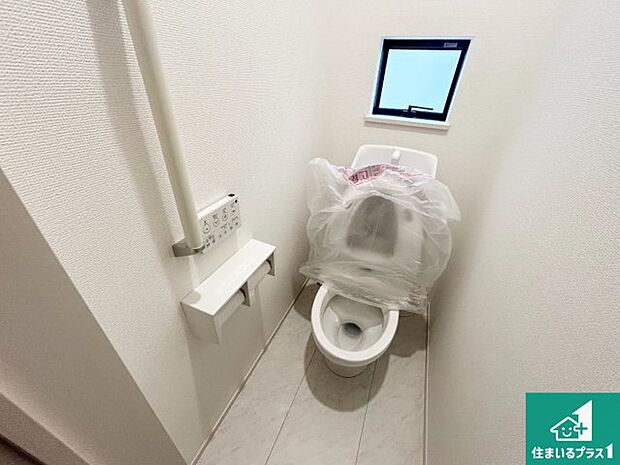 【トイレ】1・2階の2ヶ所にあるので、朝の忙しい時間の順番待ちもなく、深夜の利用にも大変便利です。