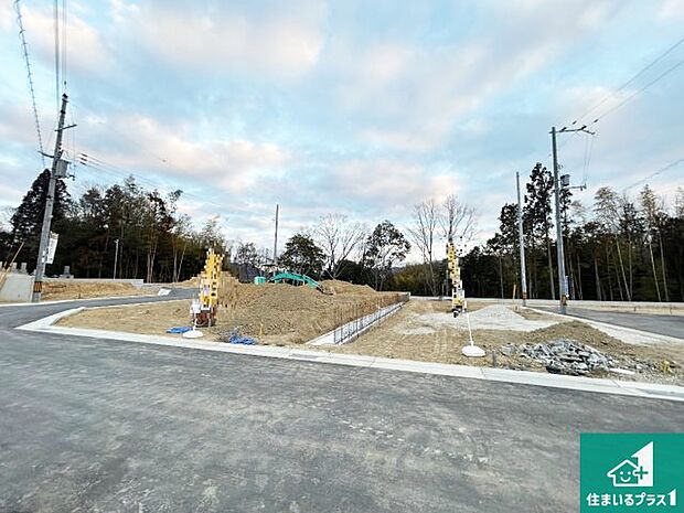 【外観】周辺は落ち着いた街並みの住宅地!子育てがしやすい住環境です!まだ未完成ですが、現地でしかわからない事もございます。是非一度ご覧ください。