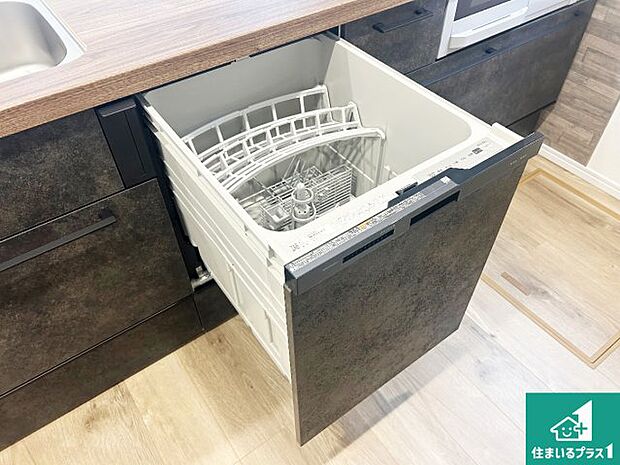【食器洗浄乾燥機】食事後の一仕事、食器洗いをボタン一つでお任せできちゃいます!場所を取らないビルトイン式なので、お料理スペースもしっかり確保!