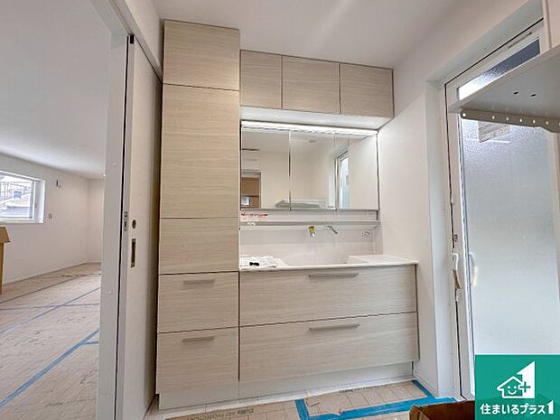 【独立洗面台】清潔感のある洗面台です。フラットな鏡は掃除がしやすく毎日清潔!鏡裏には収納があるのでスッキリとした洗面台が保てます。