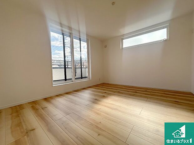 【洋室】寝室は心地よい眠りについてもらいたくて、シンプルかつ開放的な空間な設計にしています!大きな窓から差し込む日が心地いいです♪