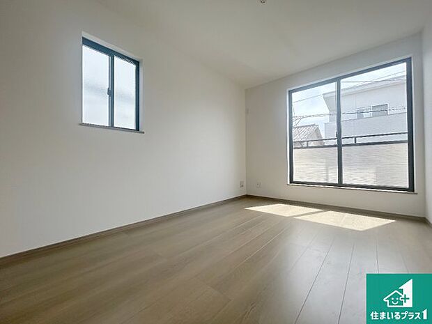 【洋室】寝室は心地よい眠りについてもらいたくて、シンプルかつ開放的な空間な設計にしています！大きな窓から差し込む日が心地いいです♪