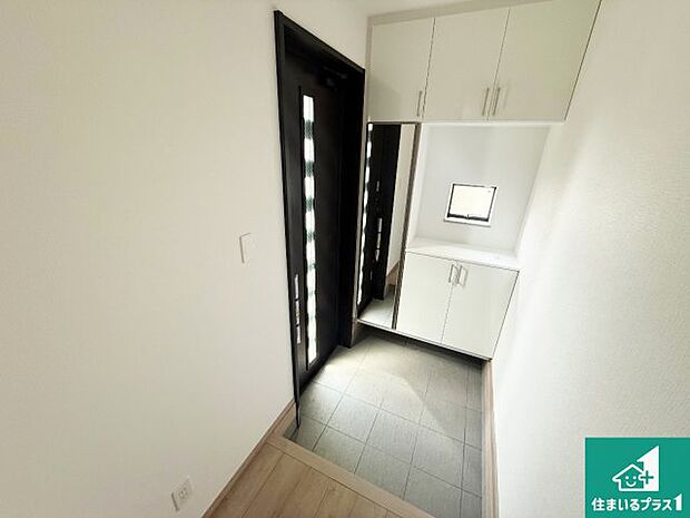 【玄関】シューズボックスにはたくさんの靴が収納できるので玄関周りはいつもスッキリ！ご家族が増えても安心！