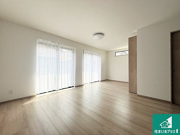 【居間・リビング】日当たり良好の明るいリビングで朝の目覚めもスッキリできそう！対面キッチンでご家族のコミュニケーションも自然と増える設計！小さなお子様が遊ぶスペースを作っても広々とくつろげるLDK！