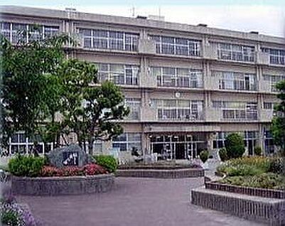 宝塚市立中山五月台中学校 徒歩240m