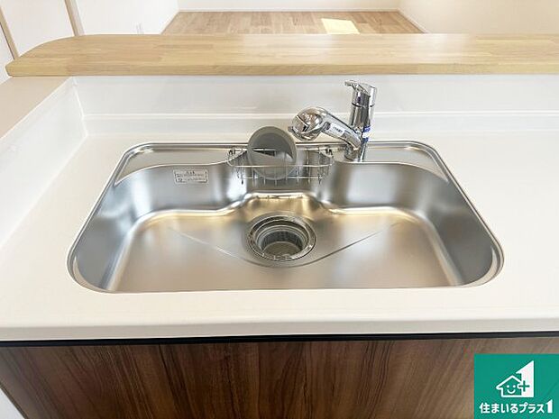 【キッチンシンク】蛇口の先端に浄水器を内蔵しています！原水と浄水、お湯と冷水、シャワーの切替えがワンタッチなので用途によって使い分けられます。
