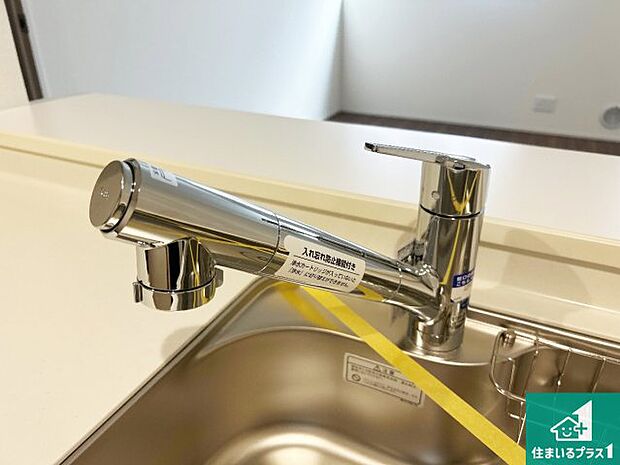 【キッチン水栓】浄水器を内蔵！炊飯時、お茶を作る時に安心してお水を使えます！お湯と冷水、浄水と原水、シャワーの切替えもワンタッチです！