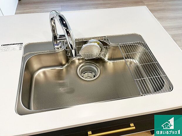 【キッチンシンク】蛇口の先端に浄水器を内蔵しています!原水と浄水、お湯と冷水、シャワーの切替えがワンタッチなので用途によって使い分けられます。