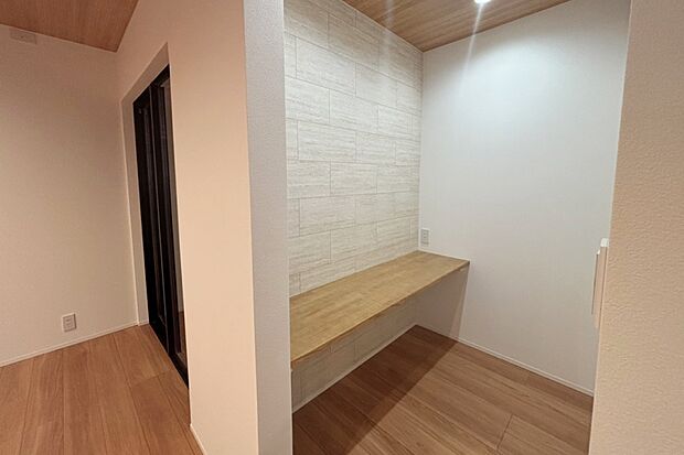 ■Photo/2号地カウンタースペース■
リビング横にはカウンタースペースを設けました。お子様のスタディスペースや作業スペースとしてお使いいただけます。