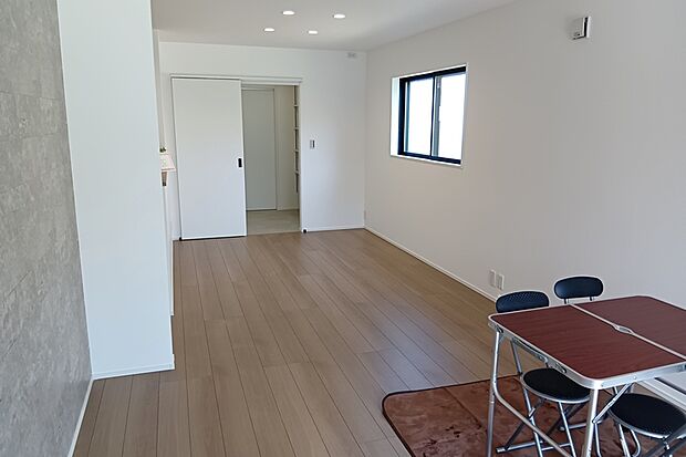 photo/1号地　LDK
コミュニケーションが弾みやすいリビングスルー階段を採用。キッチンを通って階段があるため、調理中も顔を見ることができ安心です。