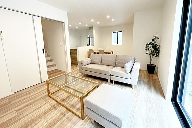 ■Photo/7号地LDK■
南向きの大きな掃き出し窓からあたたかい陽光がたっぷりと差し込む、開放感あふれるリビング。