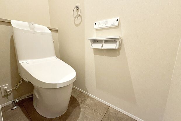 【■Photo/4号地トイレ■】強力な水流が便器鉢内のすみずみまで回り、少ない水でもしっかり汚れを洗い流します。便器のフチを丸ごとなくし、サッとひと拭き、お掃除ラクラクです。