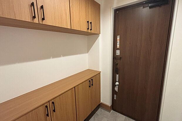 【■Photo/2号地玄関■】カウンタータイプのクロークを採用。棚の上に写真を飾ったり、カギを置いたりと有効活用できます。上部にもクローク設置済みなので、収納には困りません。