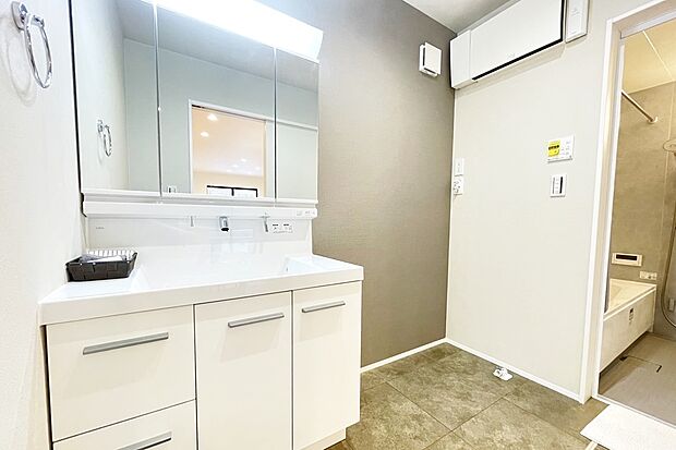 【■2号地洗面所■】収納豊富なキャビネット付き三面鏡タイプの洗面化粧台を採用しています。カウンター上部まで継ぎ目のない一体成形なので、拭き掃除に手間がかかりません。