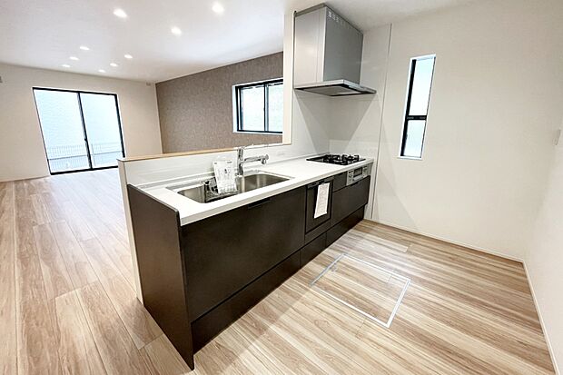 【■Photo/5号地キッチン■】お部屋全体を見渡せるカウンターキッチン。キッチン横には廊下側とリビング側の2方向からアクセスできる洗面所があり、家事動線が短縮されます。