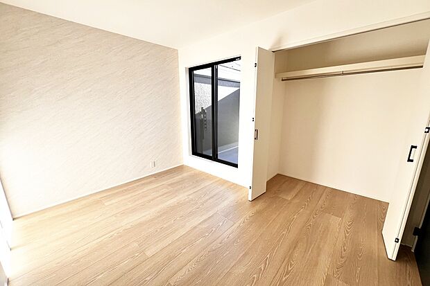 【■Photo/1号地主寝室■】バルコニーと繋がる主寝室。木のぬくもりが優しいフローリングはお掃除もラクラク。