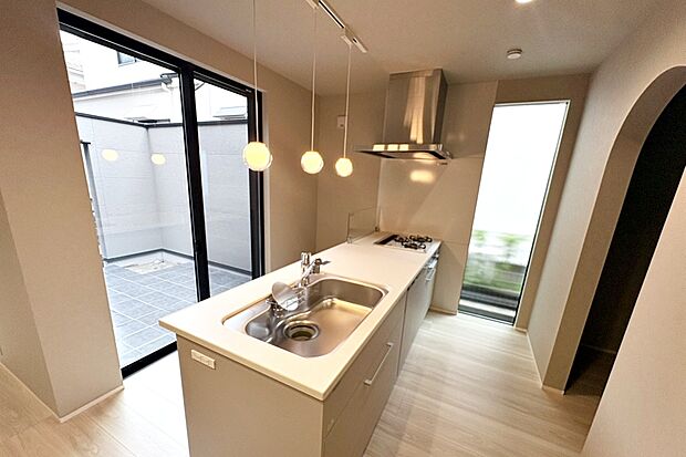 【■Photo/1号地キッチン■】ペンダントライトが調理中の手元を明るく照らします。約40点の食器が入る食洗機付きで後片付けの負担が軽減されます。