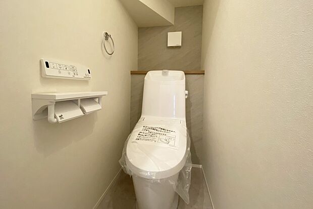 【■Photo/1号地トイレ■】白で統一された清潔感のあるトイレ。便器のフチを丸ごとなくし、サッとひと拭き、お掃除ラクラクです。