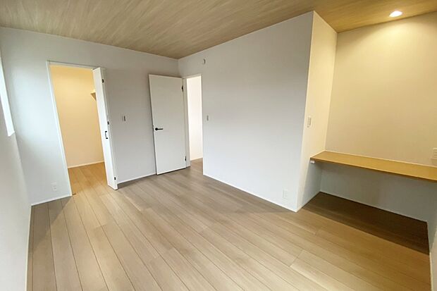 【■Photo/1号地主寝室■】7.5帖のゆとりある広さを確保した主寝室。カウンタースペースでは読書タイムや、朝の身支度時などに重宝します。