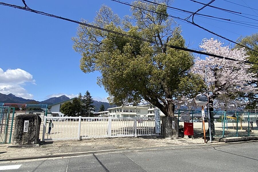 菰野小学校　徒歩13分
児童数：1061人（2023年）と県内一のマンモス校。豊かな自然と人情豊かな地域の人々に囲まれ、伸び伸びとした生活ができます。教育目標は”自他ともに大切にできる子供の育成”です