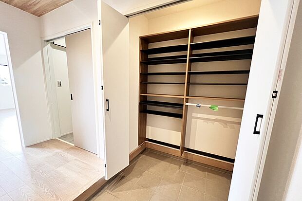 【■Photo/2号地シューズクローク■】お履き物をたっぷり収納できるシューズクローク完備。散らかりがちな玄関をスッキリと演出できます。