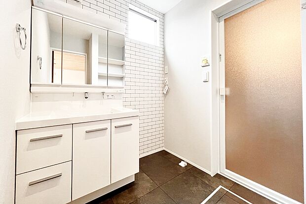 【1号地内観パース：シューズクローク】
収納多めで使い勝手のよい洗面室。明るく清潔感溢れる空間です。アクセントクロスでさらに印象的な雰囲気に！