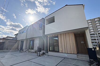 【連棟外観写真(右側1号地、中央2号地)】