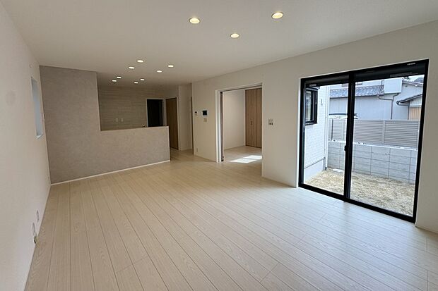 【【3号地リビング】】室内にいても、たっぷりの陽光と爽やかな風を感じることができる、開放感あふれるリビングです。