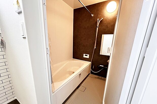 【内観写真：浴室】浴室乾燥機付き。花粉の季節や雨の日も安心です。